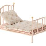 Cama vintage rosa ratón