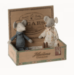 Abuela y abuelo ratón en caja de cigarro
