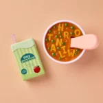 Sopa de letras y zumo de manzana